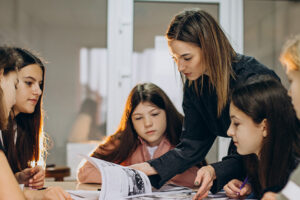 UGT Enseñanza alerta sobre la falta de relevo generacional en las aulas: «¿Quién va a querer ser docente con la actual precariedad y sobrecarga laboral?»