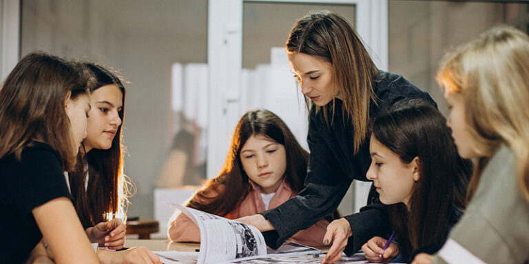 Lee más sobre el artículo UGT Enseñanza alerta sobre la falta de relevo generacional en las aulas: «¿Quién va a querer ser docente con la actual precariedad y sobrecarga laboral?»