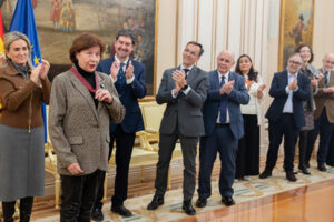 Maribel Loranca recibe de manos de la ministra de Educación la Orden Civil de Alfonso X el Sabio